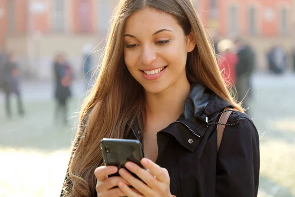 Atractiva Hermosa Mujer Joven Utilizando Teléfono Inteligente Aire Libre Ciudad — Foto de Stock