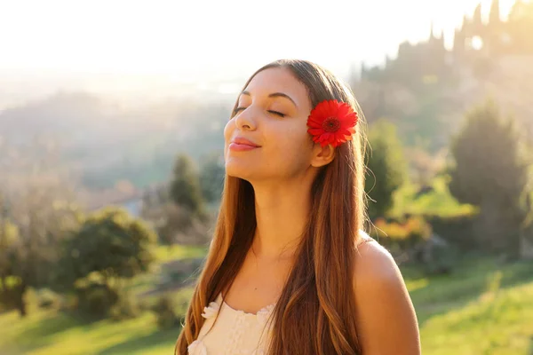 Mujer Joven Relajada Respirando Aire Fresco Con Paisaje Natural Verde — Foto de Stock