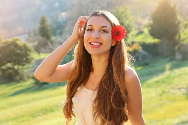Retrato Una Hermosa Mujer Joven Con Flor Roja Oreja Con — Foto de Stock