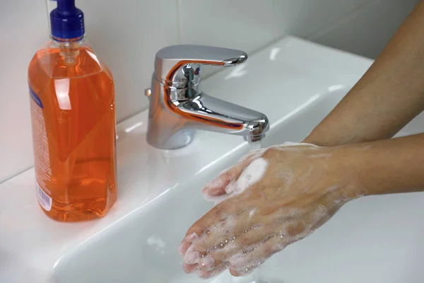 Covid Conceito Higiene Lavar Mãos Com Sabão Sob Torneira Com — Fotografia de Stock