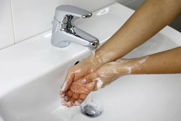 Covid Conceito Higiene Lavar Mãos Com Sabão Sob Torneira Com — Fotografia de Stock