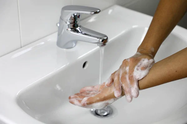 Covid Lavar Mãos Com Sabão Água Corrente Lavatório Higiene Promoção — Fotografia de Stock