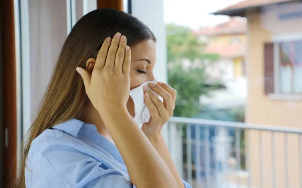 Covid 19パンデミックコロナウイルスマスク病気の女のくしゃみ 咳鼻の家の隔離自動隔離を吹いて 病気のウイルスSars Cov 2の拡散のための隔離 コロナウイルス病のための少女隔離2019 — ストック写真