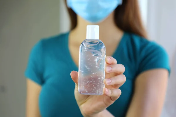 Covid Pandemic Coronavirus Close Woman Mask Hand Zeigt Alkoholgel Sanitizer — Stockfoto