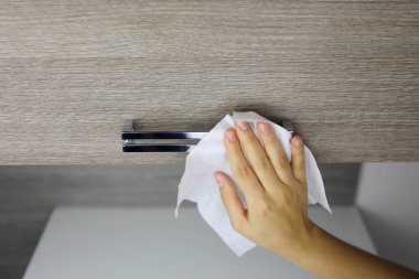 COVID-19 Pandemik Coronavirus Kadın El Dezenfekte Edici Mobilya Mutfağı Islak Mendille Alkol Temizleme Coronavirüs Hastalığı Önleme 2019