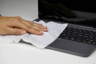 COVID-19 Pandemik Coronavirus Kadın Laptop Dezenfekte Klavyesi Akıllı Telefon Ekranı Temizleme Coronavirus Hastalığını Önleme 2019