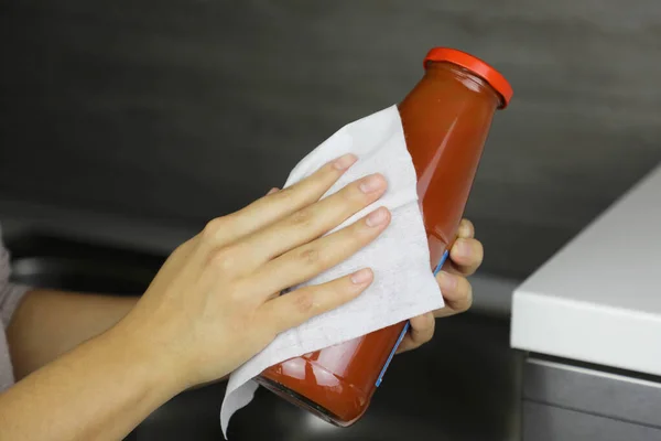 Covid Mulher Coronavírus Pandêmica Desinfeta Garrafa Purê Tomate Com Toalhetes — Fotografia de Stock