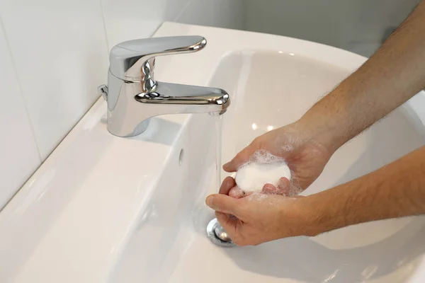 Covid Homem Coronavírus Pandêmico Lavar Mãos Esfregando Com Barra Sabão — Fotografia de Stock