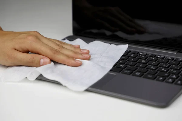 Covid Coronavirus Pandemie Frauen Desinfizieren Laptop Tastatur Mit Feuchttüchern Smart — Stockfoto