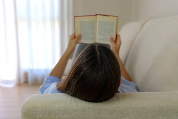 Nahaufnahme Einer Liegenden Frau Die Entspannt Hause Bücher Liest Rückansicht — Stockfoto