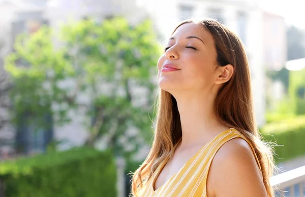 Relajada Joven Mujer Respirando Aire Fresco Balcón Por Mañana — Foto de Stock