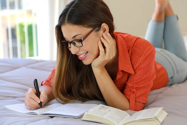 Schöne Junge Frau Auf Dem Bett Liegend Und Auf Notizbuch — Stockfoto