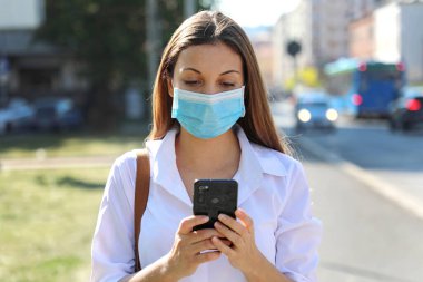 COVID-19 Pandemic Coronavirus Genç Kadın 2019-20 Coronavirus Pandemic Salgınına Tepki Vermek İçin Şehir Caddesinde Akıllı Telefon Uygulaması Kullanıyor