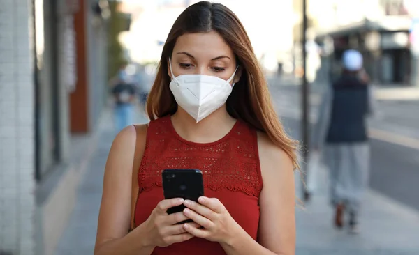 Covid Pandemic Coronavirus Young Woman Wearing Kn95 Ffp2 Mask Using — Stockfoto