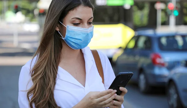 Covid Pandemic Coronavirus Mobile Application Young Woman Wearing Surgical Mask — 스톡 사진