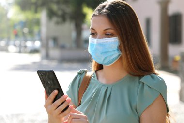 COVID-19 Salgın Coronavirus Genç Kadın Salgın Koronavirüs 'e tepki olarak Şehir Sokağındaki Akıllı Telefon Uygulamasını kullanarak
