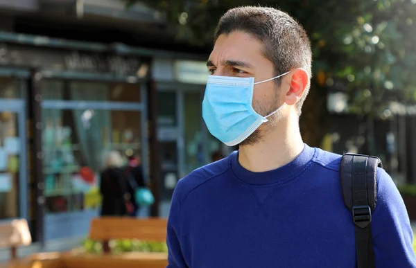 Covid 사회적 거리의 Sars Cov 수술용 마스크를 착용하고 거리에서 마스크를 — 스톡 사진