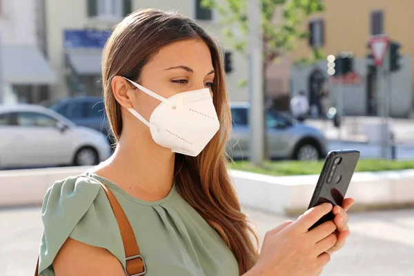 Covid Mobile Application Young Woman Wearing Kn95 Ffp2 Mask Using — Stock Photo, Image