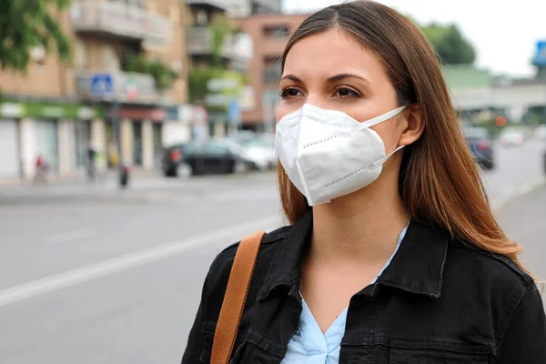 Covid Pandemic Coronavirus Woman Kn95 Ffp2 마스크를 착용하고 거리에서 바이러스 — 스톡 사진