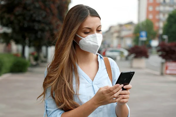 Covid Young Woman Wearing Kn95 Ffp2 Mask Using Smart Phone — Stock Photo, Image