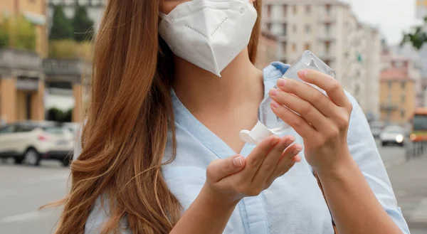 Covid Pandemic Coronavirus Close Unidentified Woman Kn95 Ffp2 Mask Using — Foto de Stock