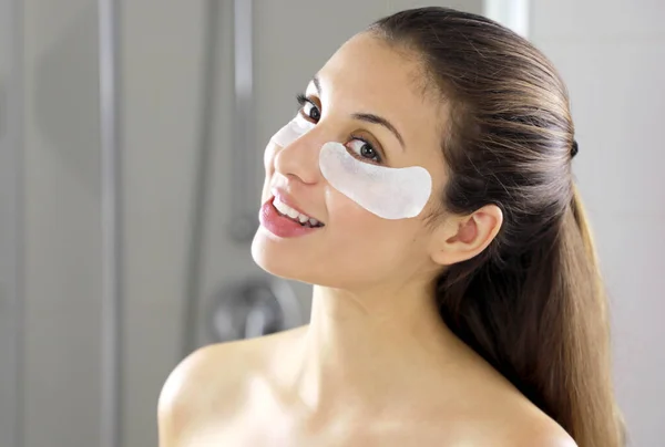 Retrato Mujer Belleza Con Parches Los Ojos Bajo Los Ojos — Foto de Stock