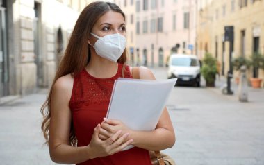 COVID-19 Küresel Ekonomik Kriz İşsiz Kız KN95 FFP2 Maskeli Şehir Sokakları 'nda İş Bulma Araştırması Müfredatı Vitae