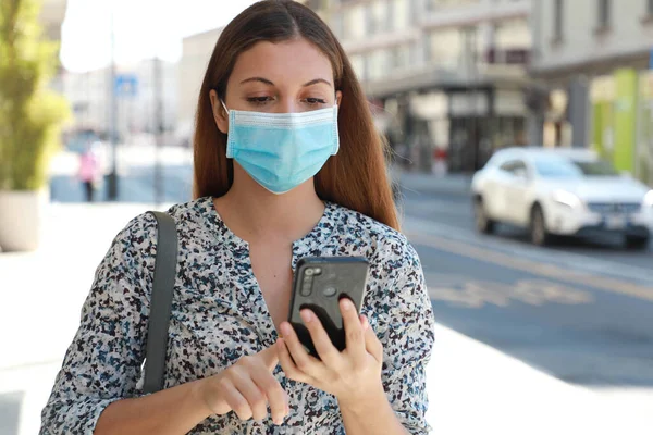 Portrait Young Beautiful Business Woman Wearing Surgical Mask Typing Mobile — Stock Photo, Image