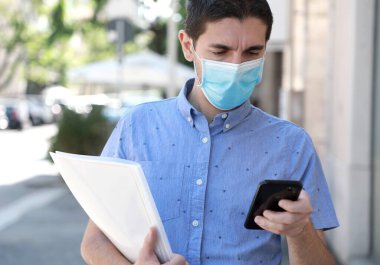 COVID-19 Küresel Ekonomik Kriz İşsiz Adam Cerrahi Maskeli İş Arayan İş Bulma Uygulaması Şehir Sokakları Müfredatı Cep Telefonu Müfredatında Vitae