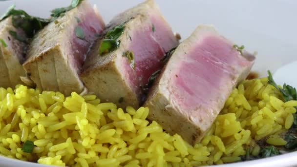 AHI tonfiskbiff med gult ris — Stockvideo