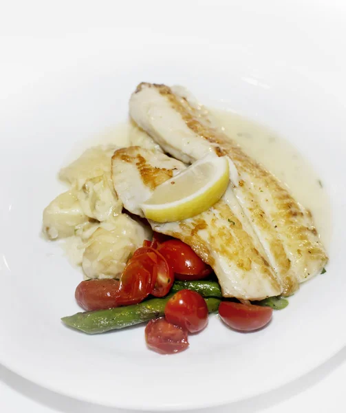 Fischfilets mit Gemüse — Stockfoto