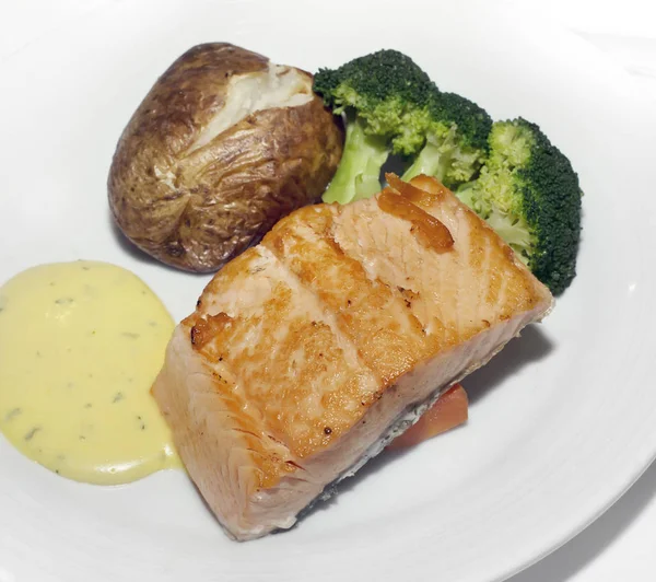 Filet z łososia z ziemniaków i brokułów — Zdjęcie stockowe