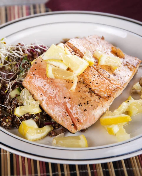 Filé de salmão com salada de quinoa vermelha — Fotografia de Stock