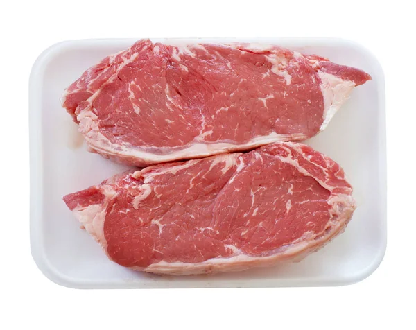 플라스틱 또는 거품 쟁반에 원시 쇠고기 스테이크 — 스톡 사진