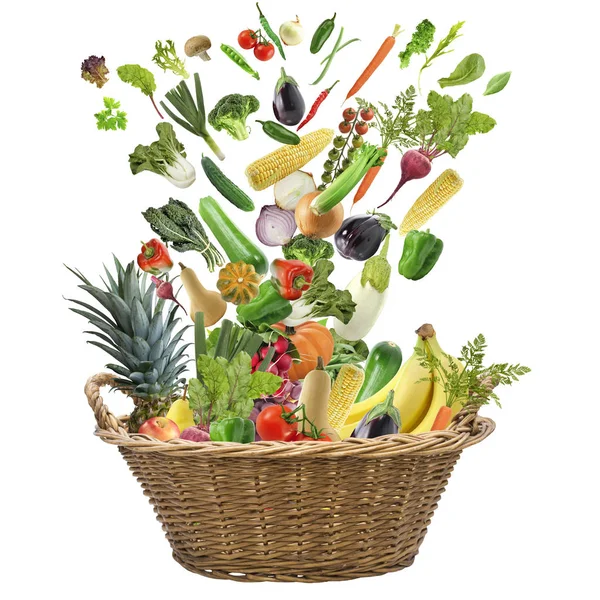 菜篮子里的新鲜水果和蔬菜 — 图库照片