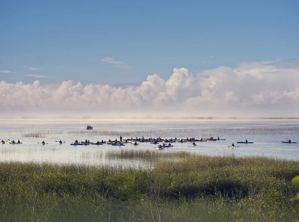 Grand groupe de personnes kayak — Photo