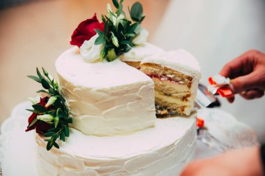                iki düzeyli düğün pastası bağlamında