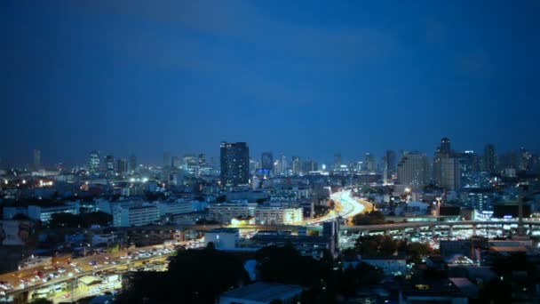 Vista del edificio de negocios Bangkok ciudad zona de tráfico ubicación en la vida nocturna, alto ángulo de disparo en HD, Din Daeng Distrito BANGKOK, Tailandia — Vídeos de Stock