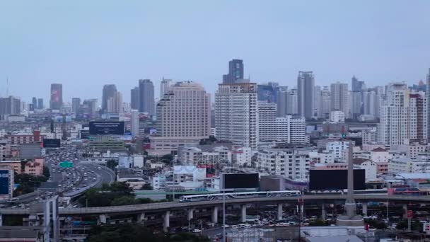 Bangkok, Thajsko - 21. října: Oblast města pohledu obchodní budovy Bangkoku a vlaku Bts snímáním s sledování vysokého úhlu střílel v Hd, Din Daeng čtvrti Bangkoku, 21 října 2016 — Stock video