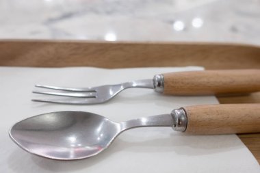 kaşık ve çatal ahşap plaka, üstten görünüm