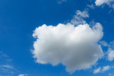 bir büyük bulutlu gökyüzü ve masmavi gökyüzü arka plan