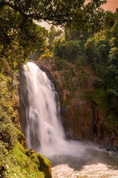 Cascada de nombres "Haew Narok" en la selva tropical en KHAO YAI nacional —  Fotos de Stock