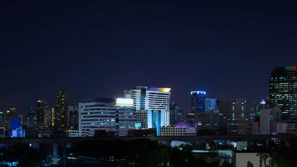 Affärsområde Building Bangkok city på nattliv, panoramautsikt — Stockfoto