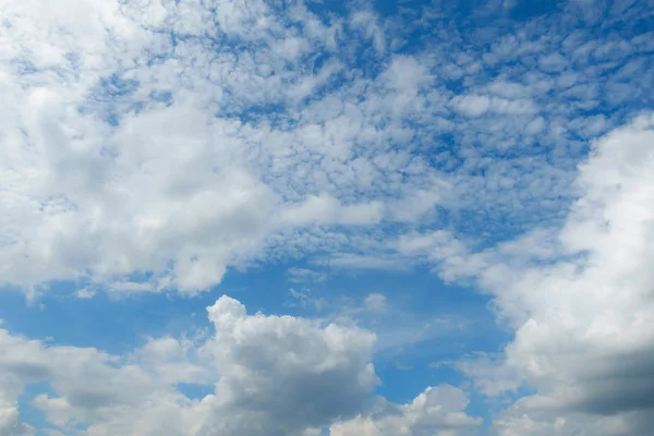 Cielo nublado y cielo azul claro nubes fondo — Foto de Stock