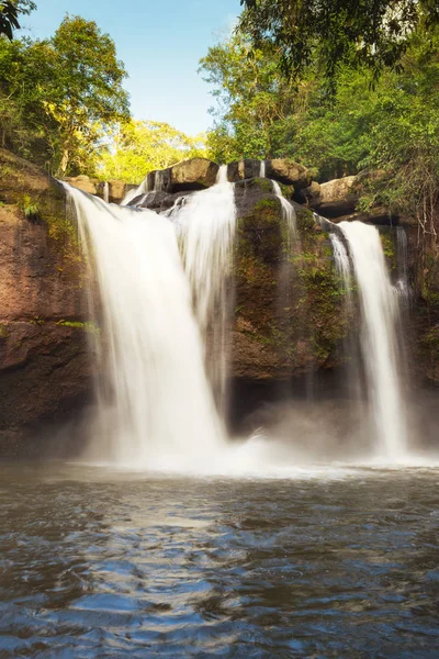 Wasserfall benennt "haew narok" im Regenwald am Khao yai National — Stockfoto
