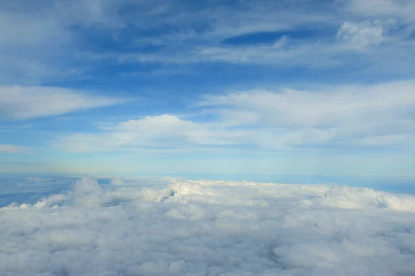 흐린 하늘과 카펫 구름 배경, 공중으로 푸른 맑은 하늘 — 스톡 사진