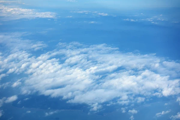 Cielo nublado y cielo azul claro nubes fondo, vista superior aérea — Foto de Stock