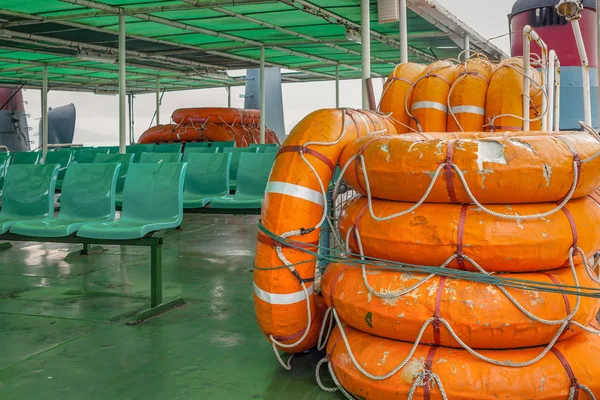 Pila de boyas salvavidas en barco o barco para concepto de seguridad y protección —  Fotos de Stock