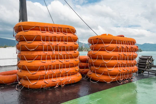 Pila de boyas salvavidas en barco o barco para concepto de seguridad y protección —  Fotos de Stock