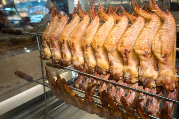 Alas de pollo crudas en varilla de palo inoxidable para la parrilla — Foto de Stock